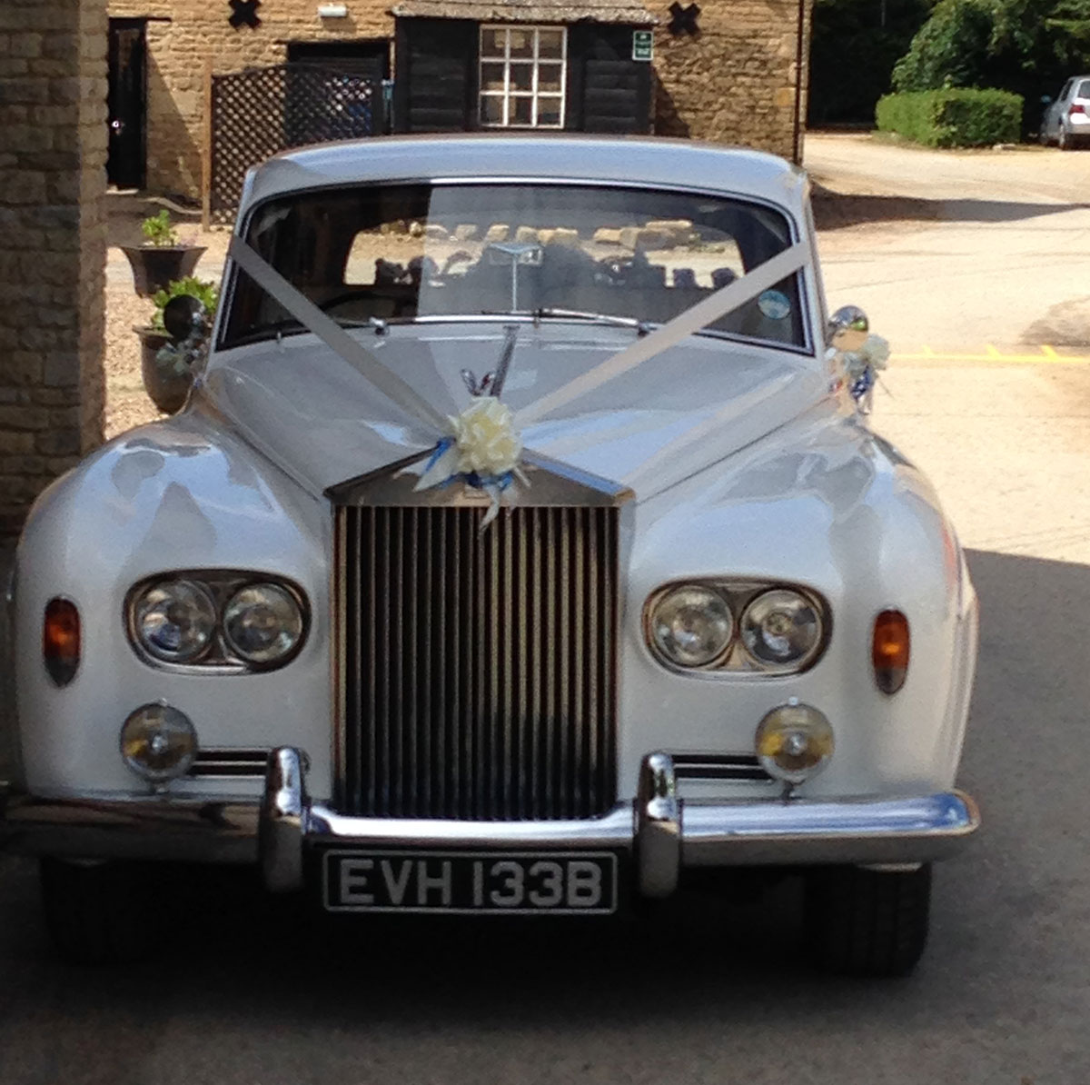 Front view of the ivory Rolls Royce Silver Cloud III with polished chrome grille